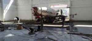 Concretagem e acabamento de piso industrial em execução