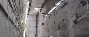 Piso industrial de concreto na fase de cura após concretagem
