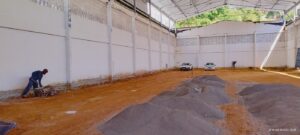 Regularização de base em brita para execução de piso industrial